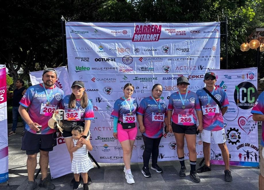 Corredores con números y medallas