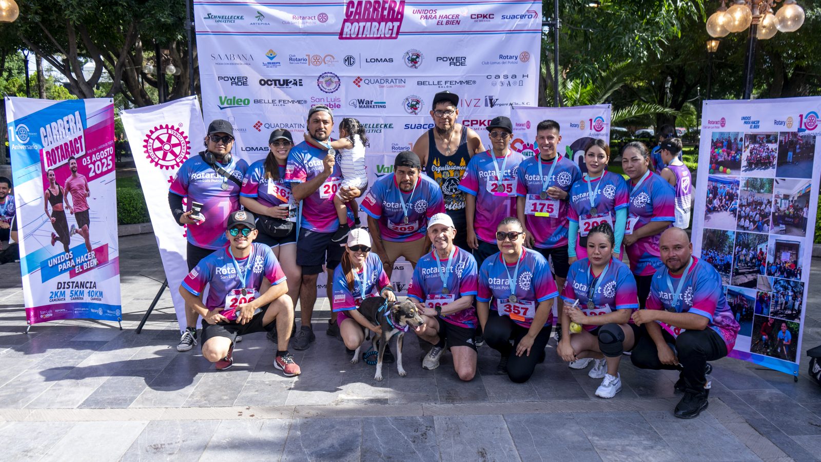 Ambiente festivo de la carrera 2025